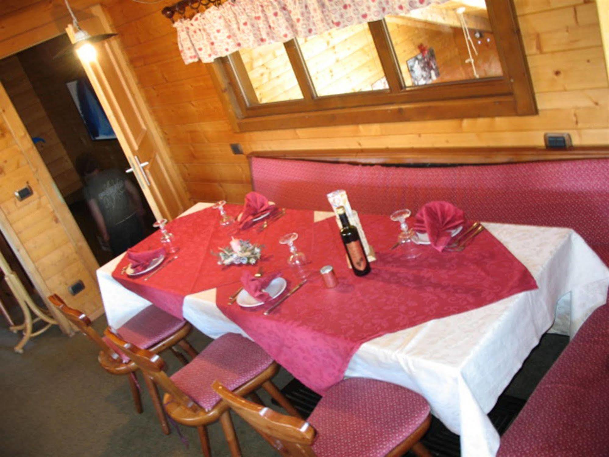 Restaurant Hotel Chalet Del Sole Oulx Buitenkant foto